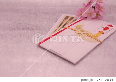 河津桜を添えた和紙の祝儀袋　春を感じさせるおめでたいイメージ 75112834