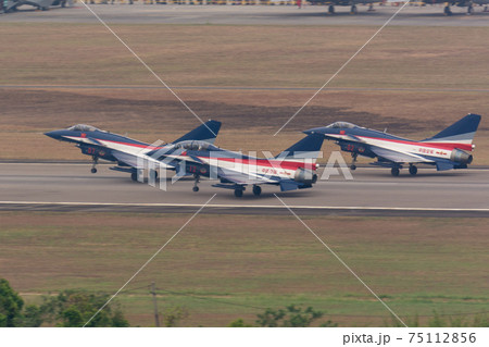 中国空軍J-10八一飛行表演隊編隊離陸 75112856