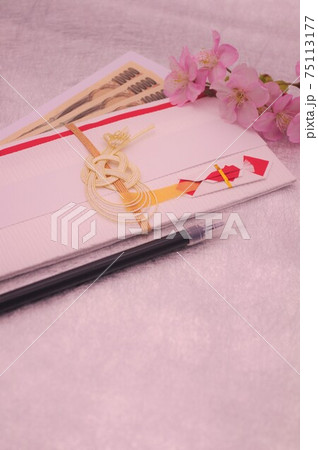 河津桜を添えた和紙の祝儀袋　春を感じさせるおめでたいイメージ 75113177