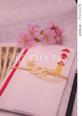 河津桜を添えた和紙の祝儀袋　春を感じさせるおめでたいイメージ 75113179