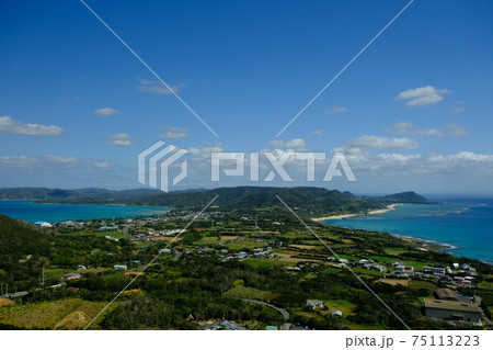 奄美大島　加世間峠から見る二つの海 75113223