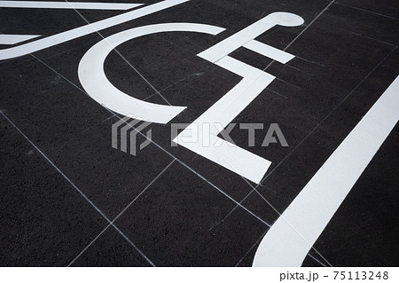 駐車場の車椅子マーク 思いやり駐車場 障がい者用駐車スペースの確保　c-1 75113248