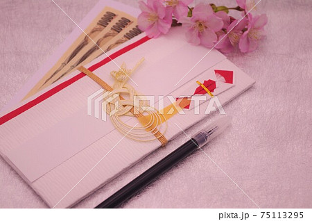河津桜を添えた和紙の祝儀袋　春を感じさせるおめでたいイメージ 75113295