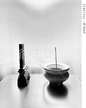 位牌と線香(モノクロ) 位牌と線香(モノクロ) 75113612