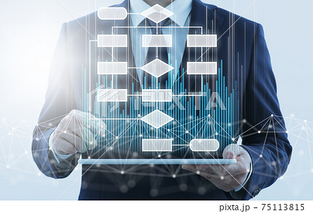 プロセスとフローチャート。タブレットPCを使うビジネスマン。ネットワークとデータ。 プロセスとフローチャート。タブレットPCを使うビジネスマン。ネットワークとデータ。 75113815