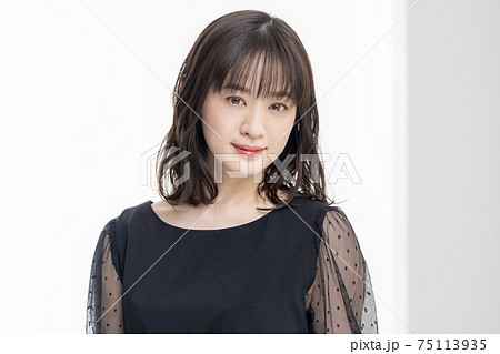 黒いワンピースの30代女性 黒いワンピースの30代女性 75113935