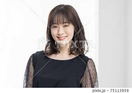 黒いワンピースの30代女性 黒いワンピースの30代女性 75113939