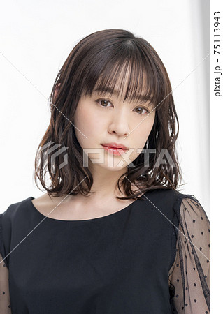 黒いワンピースの30代女性 黒いワンピースの30代女性 75113943