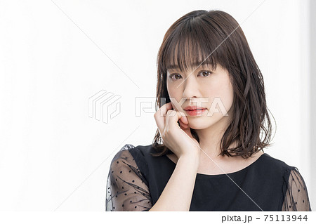 黒いワンピースの30代女性 黒いワンピースの30代女性 75113944