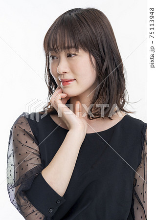 黒いワンピースの30代女性 75113948