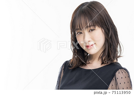 黒いワンピースの30代女性 75113950