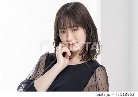 黒いワンピースの30代女性 黒いワンピースの30代女性 75113952