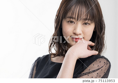 黒いワンピースの30代女性 黒いワンピースの30代女性 75113953