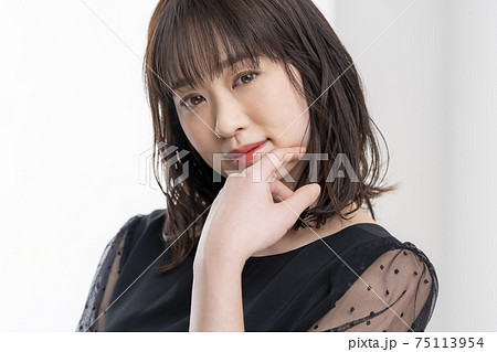 黒いワンピースの30代女性 黒いワンピースの30代女性 75113954