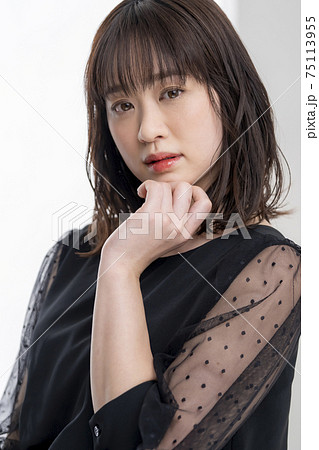 黒いワンピースの30代女性 黒いワンピースの30代女性 75113955