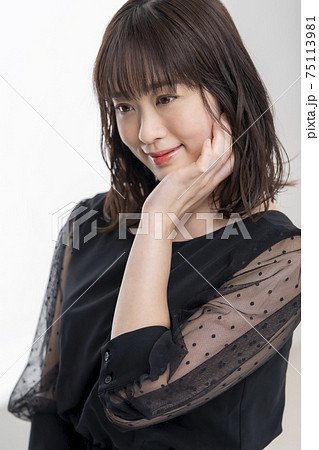 黒いワンピースの30代女性 黒いワンピースの30代女性 75113981