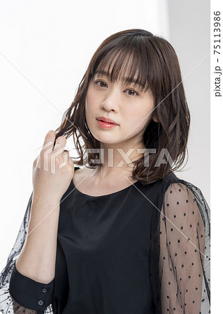 黒いワンピースの30代女性 75113986