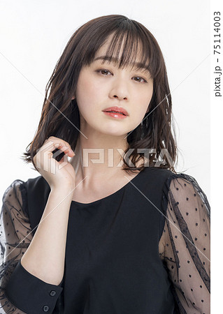 黒いワンピースの30代女性 黒いワンピースの30代女性 75114003