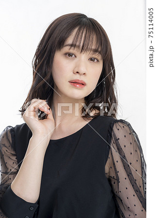 黒いワンピースの30代女性 黒いワンピースの30代女性 75114005
