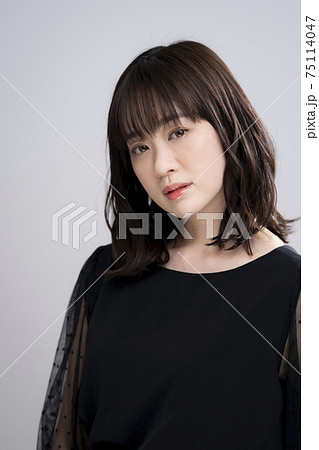黒いワンピースの30代女性 黒いワンピースの30代女性 75114047