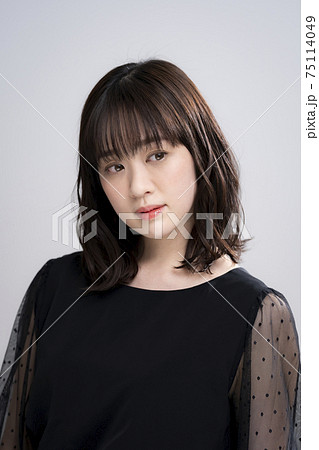 黒いワンピースの30代女性 黒いワンピースの30代女性 75114049
