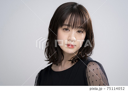 黒いワンピースの30代女性 黒いワンピースの30代女性 75114052