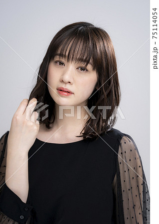 黒いワンピースの30代女性 75114054