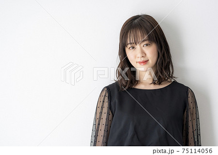 黒いワンピースの30代女性 黒いワンピースの30代女性 75114056