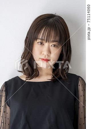 黒いワンピースの30代女性 黒いワンピースの30代女性 75114060