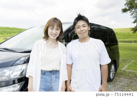 車の前に立つ夫婦　ドライブお出かけイメージ 75114441