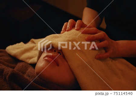 オイルマッサージを受ける女性 オイルマッサージを受ける女性 75114540