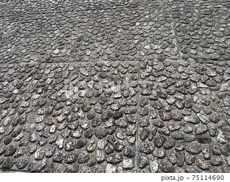 河川の堤防の石積み 75114690