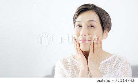 ミドル女性のスキンケアイメージ　美容　アンチエイジング 75114742