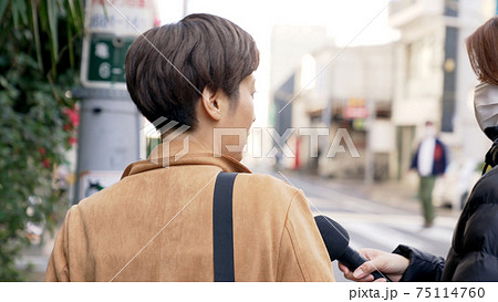 街頭インタビューを受ける女性 街頭インタビューを受ける女性 75114760