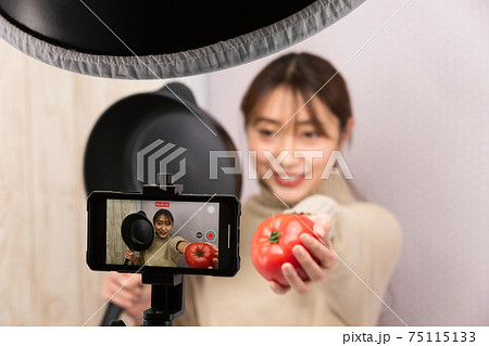 スマートフォンで動画を撮影する女性 75115133