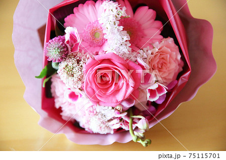 春のピンク色のバラと花でつくったブーケ 花束の写真素材