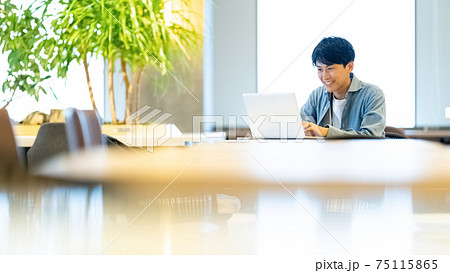 ビジネス 男性 シェアオフィス 考える ビジネス 男性 シェアオフィス 考える 75115865