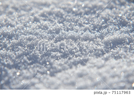 ダイヤモンドダストが降り積もったキラキラの雪面の写真素材