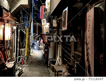 昭和の雰囲気を感じる路地裏の歓楽街の写真素材