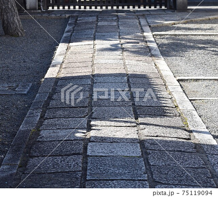 古都隠れ寺　参道の石畳に映る光と影 75119094