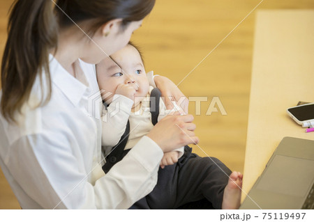 赤ちゃんを抱っこするお母さん 赤ちゃんを抱っこするお母さん 75119497