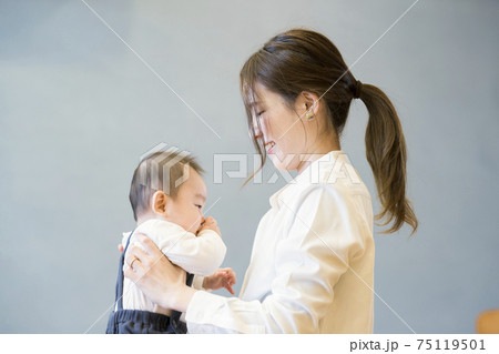 赤ちゃんを抱っこするお母さん 75119501