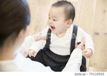赤ちゃんを抱っこするお母さん 75119503