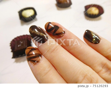 バレンタインのチョコレート風セルフネイルの写真素材