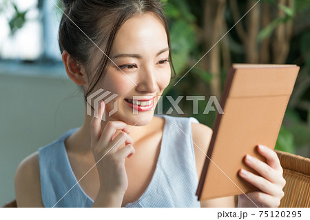 鏡を見る20代女性 75120295