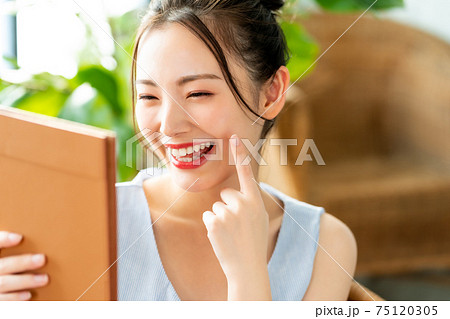 鏡を見る20代女性 75120305