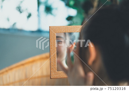 鏡を見る20代女性 75120316