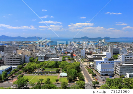 【香川県】丸亀城より眺める丸亀市街地と瀬戸内海 75121060