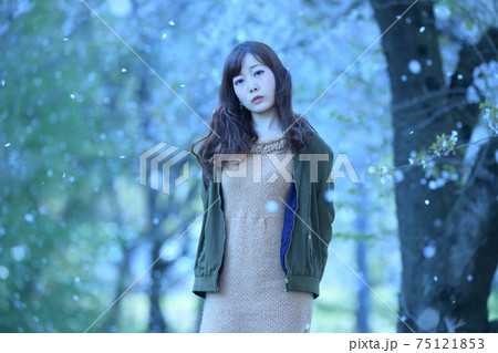 満開の桜 桜の背景 女性ポートレート 満開の桜 桜の背景 女性ポートレート 75121853
