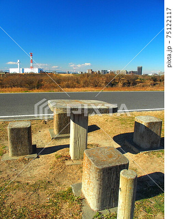 冬のイスとテーブルのある江戸川土手風景 75122117